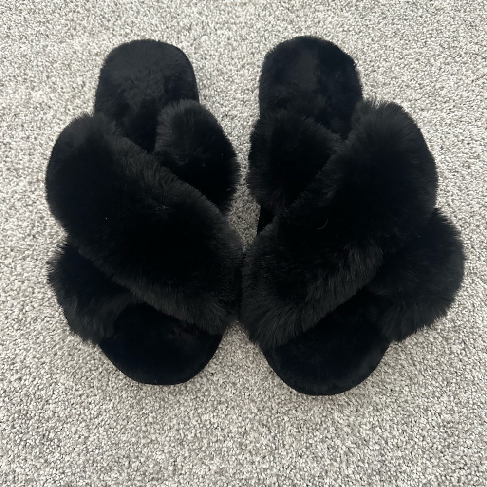 Women's Black Fuzzy Slippers